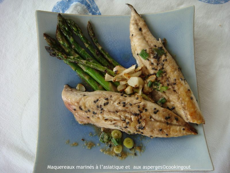 assiette de filets de maquereaux et asperges vertes cuisiné à la japonaise