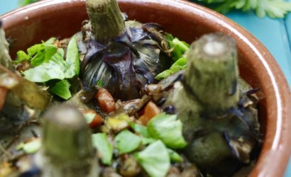 Artichauts à la barigoule cuit avec du vin blanc et des carottes