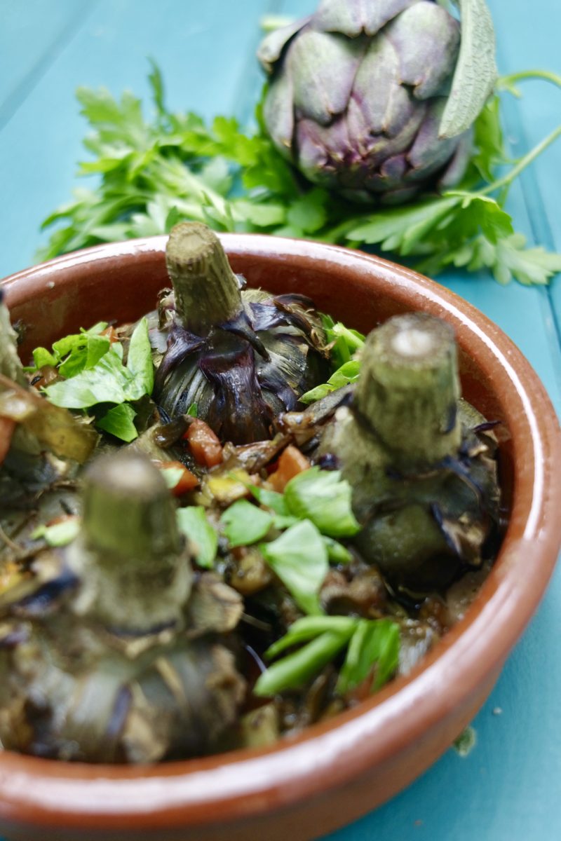 Artichauts à la barigoule cuit avec du vin blanc et des carottes