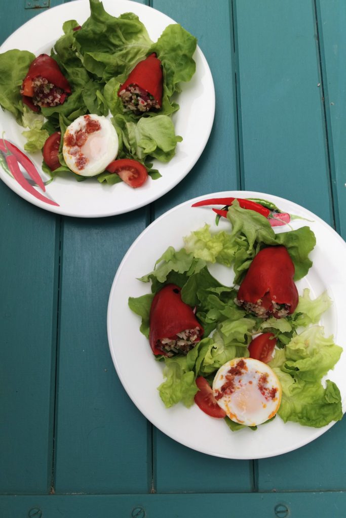 Salade printanière Pimientos farcis avec œuf au chorizo