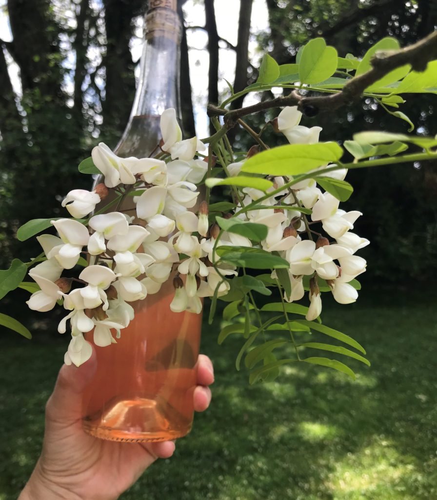 bouteille de sirop de fleurs d'acacia