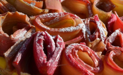 Détail de la tarte à la rhubarbe en forme de fleur