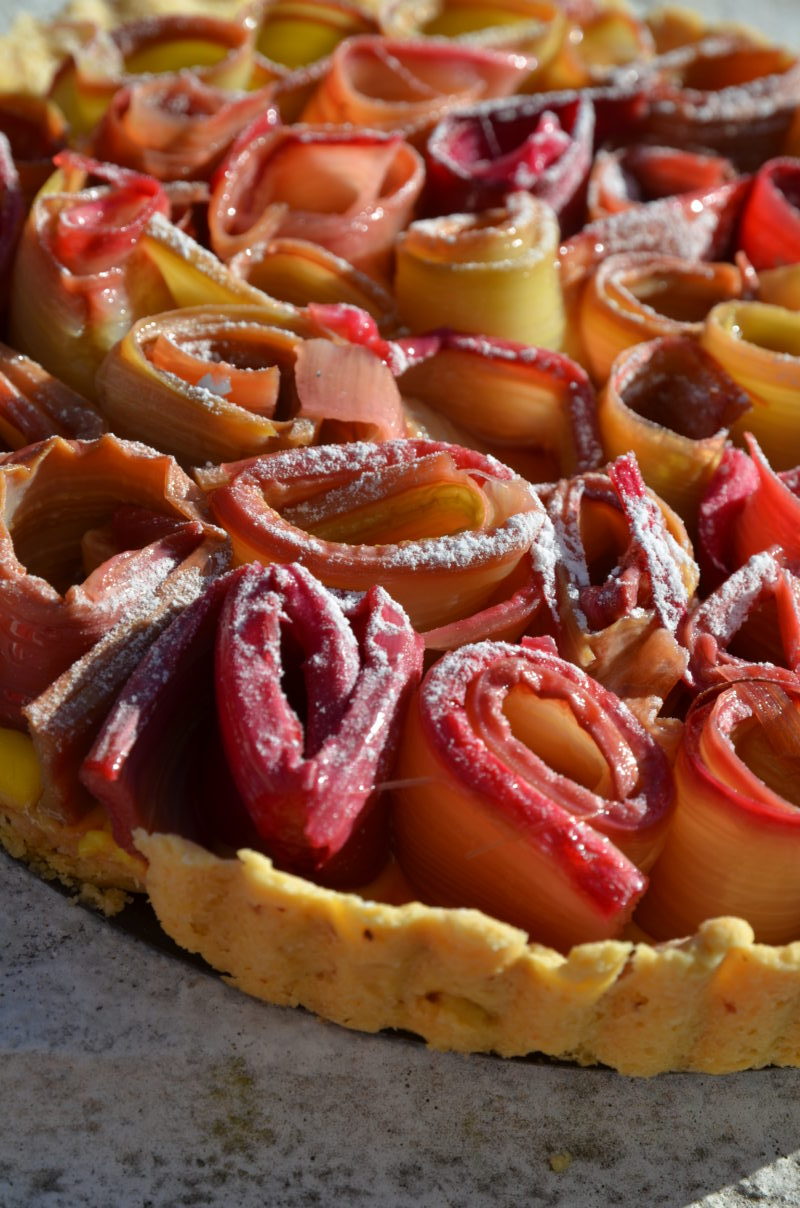 Détail de la tarte à la rhubarbe en forme de fleur