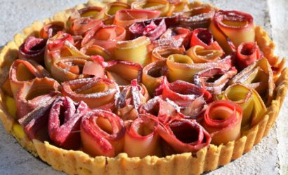 Tarte à la rhubarbe préparée en forme de fleurs