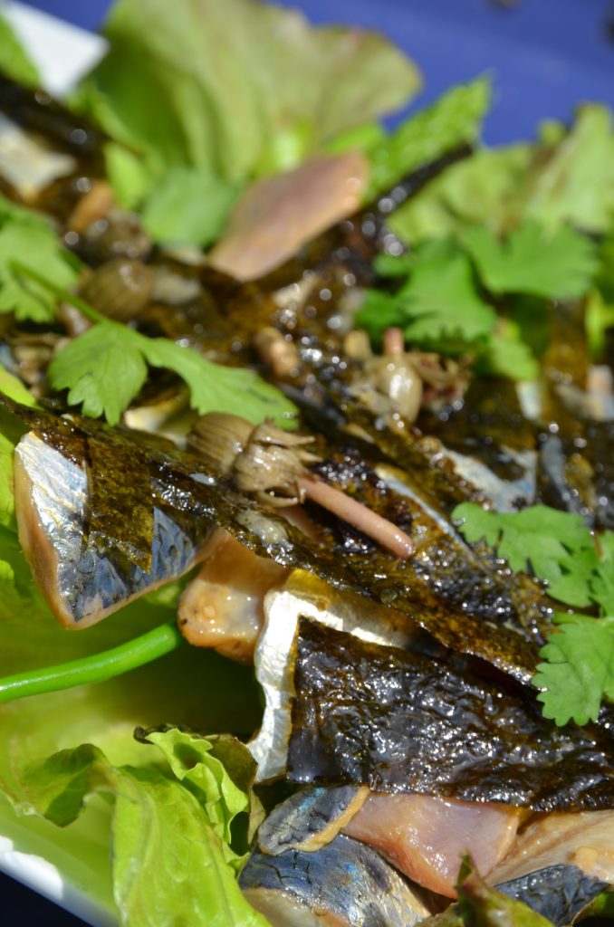 Salade de sardines crues parfumées aux algues nori et aux boutons de pissenlits