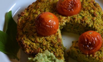 galette de courgette et carotte à la sauge servie avec une sauce à la courgette crue