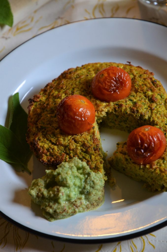 galette de courgette et carotte à la sauge servie avec une sauce à la courgette crue