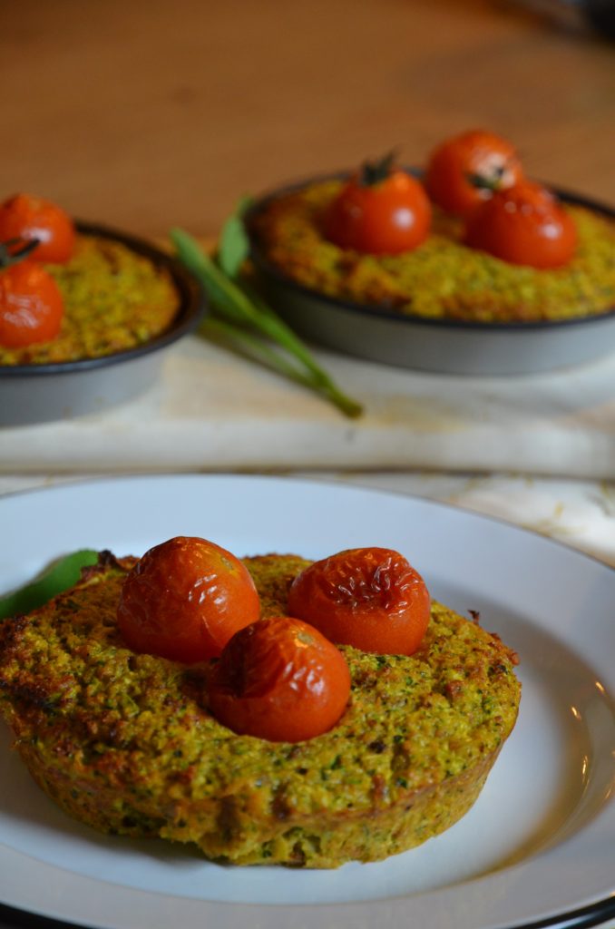 galettes de courgettes et carotte parfumée à la sauge avec des tomates