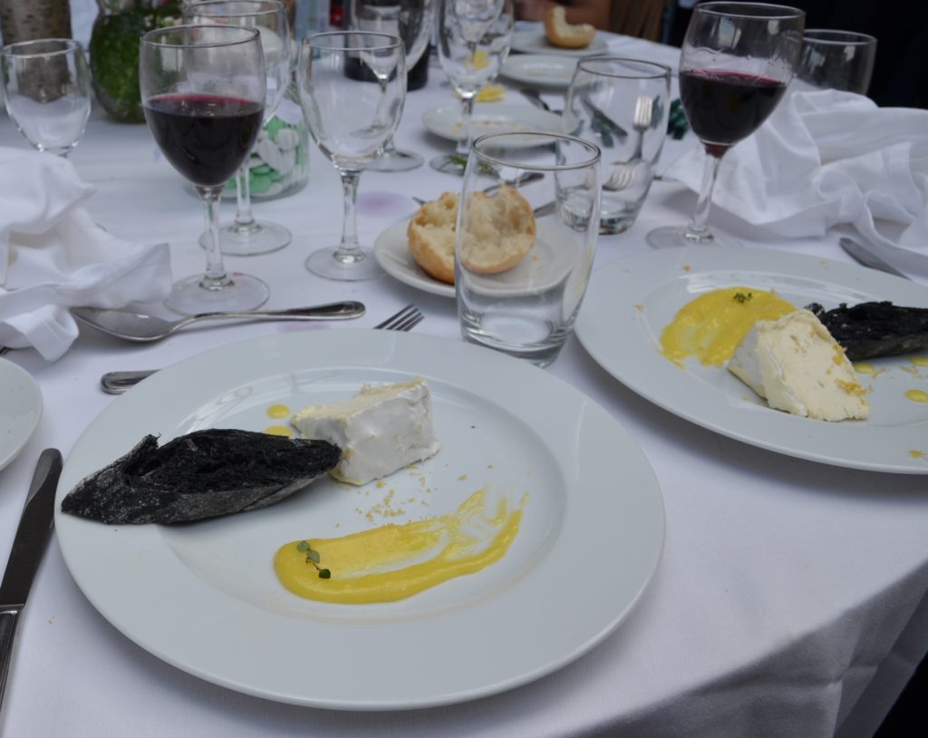 Fromage servit au mariage du brillât savarin et son lemon curd avec du pain au charbon