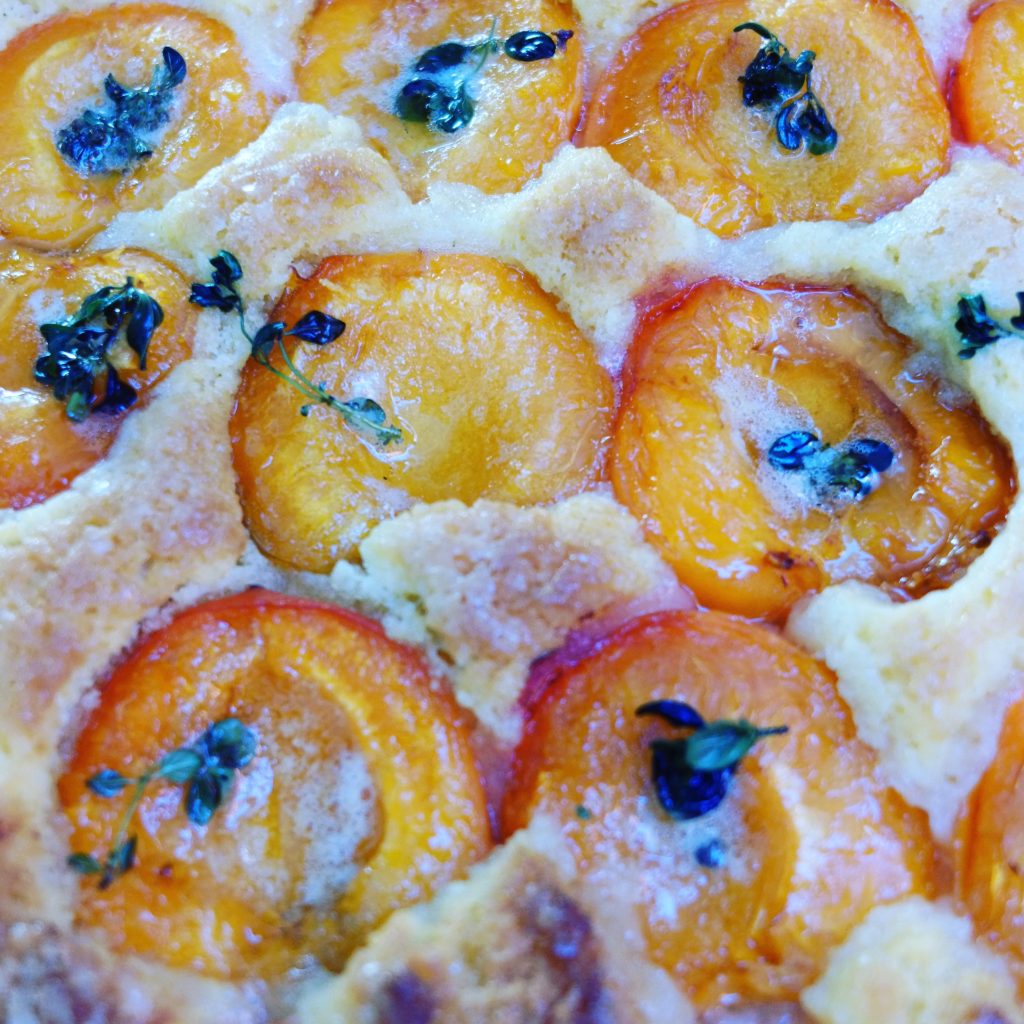 Abricots confits sur un gâteau breton