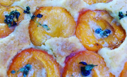 Abricots confits sur un gâteau breton