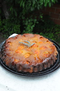 gâteau renversé aux abricots avec son caramel à la lavande