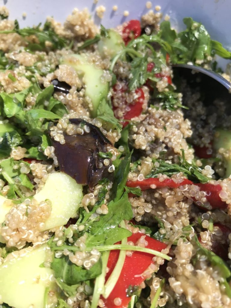 Salade d'été au quinoa aubergines cuites, concombre, roquette et pimiento del pequillo