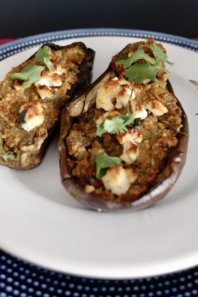 une aubergine farcie au quinoa et feta pour accompagner des viandes au BBQ