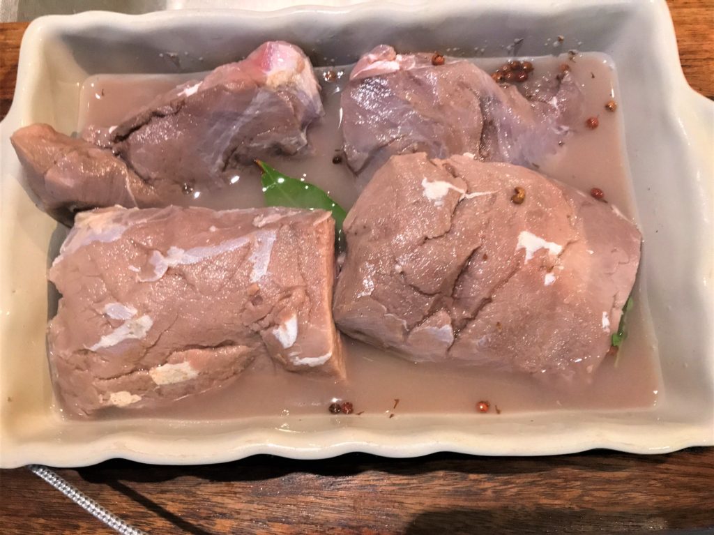 filets de sanglier marinés au vin blanc pour être cuit à la plancha