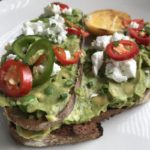 Petit déjeuner australien le traditionnel toast à l'avocat