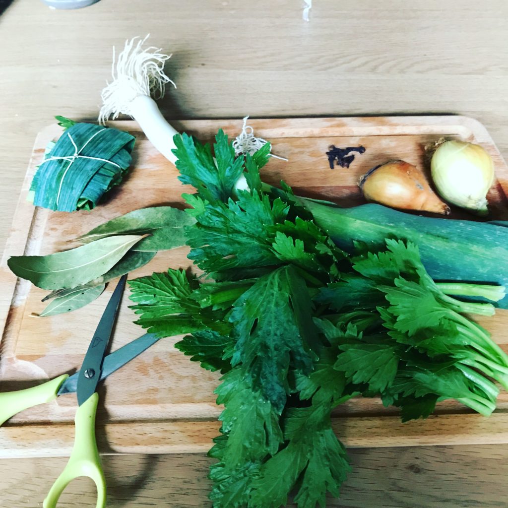 les ingrédients pour parfumer un bouillon et faire un bouquet garni