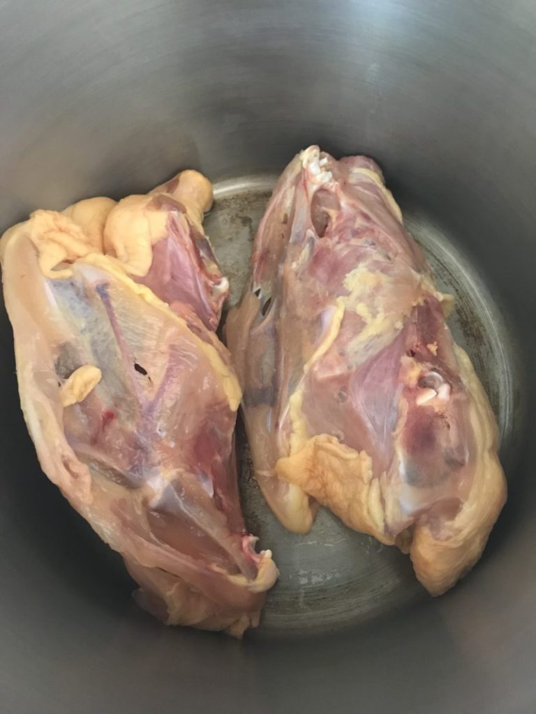 carcasses de poulet à faire revenir pour un bouillon