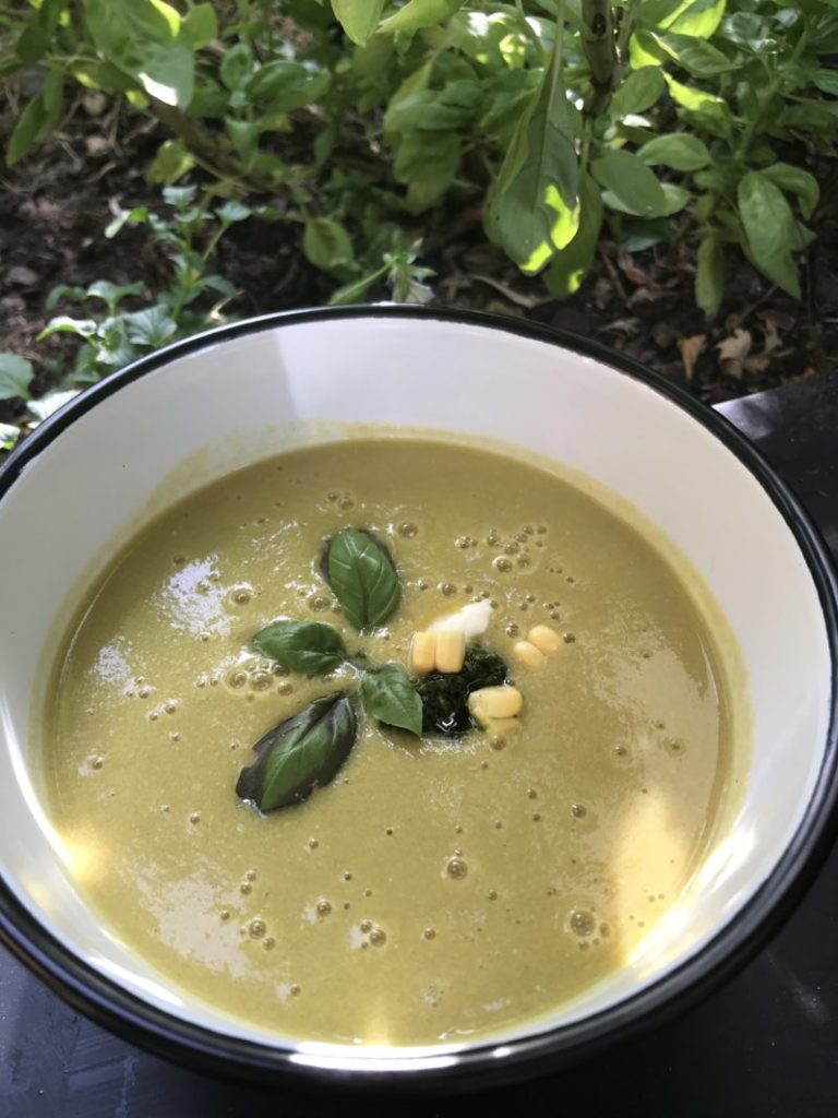 recette de soupe de maïs au pesto d'herbe