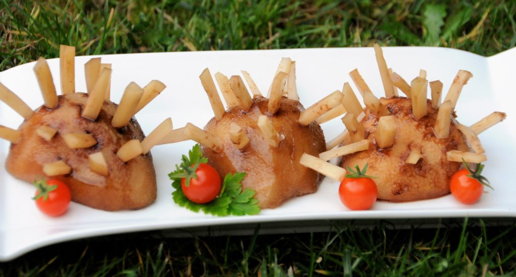 pour s'amuser en cuisine avec les enfants, une recette avec poire et fromage pour faire un petit hérisson