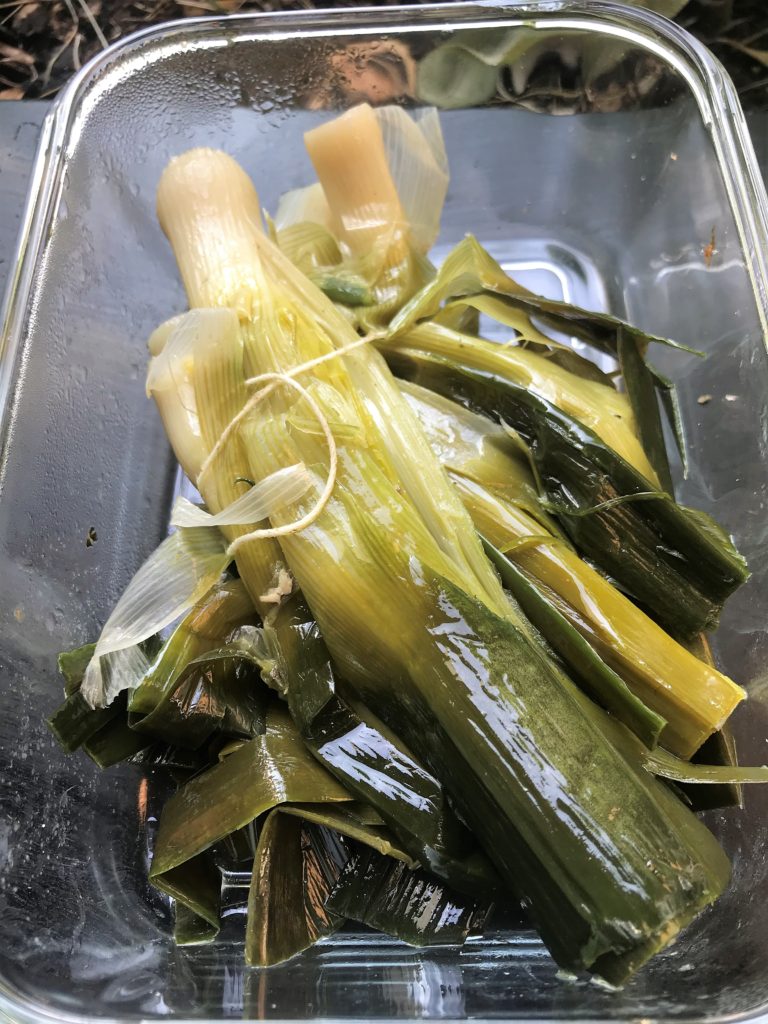 poireaux cuits dans le bouillon de volaille à déguster en vinaigrette