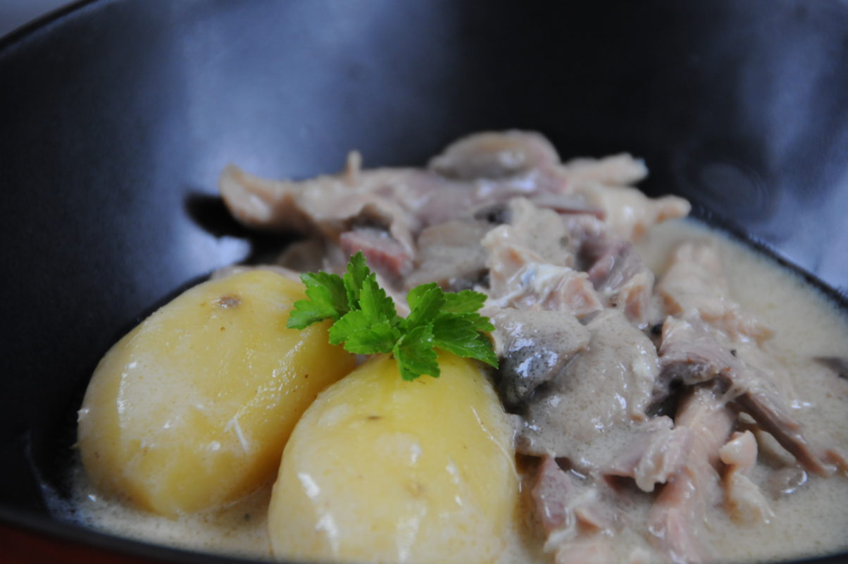 assiette de poule au blanc avec pommes vapeur