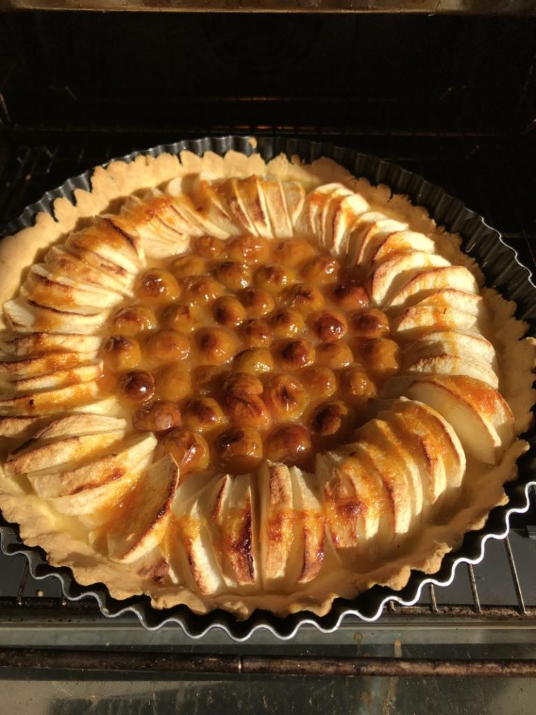 tarte sans gluten pommes et mirabelles cuites sucré à la confiture d'abricot