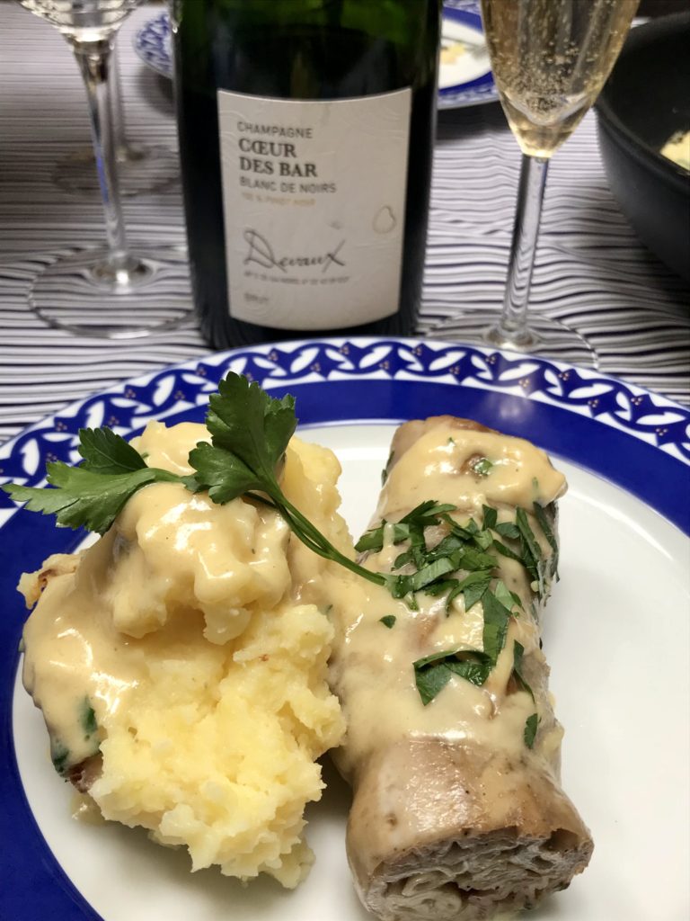 Andouillette servie avec une sauce au chaource associé avec du champagne Cœur des bars de Devaux