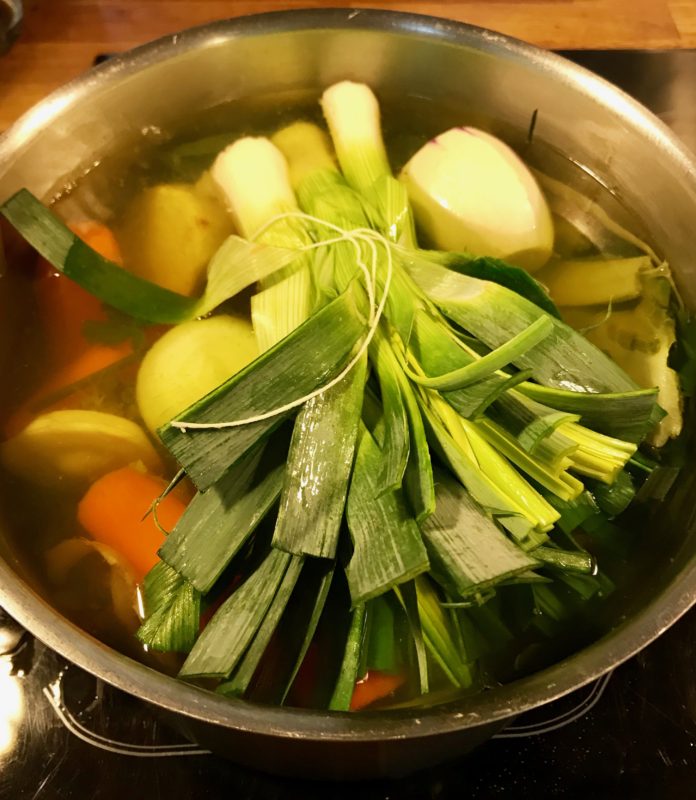casserole avec le bouillon de légumes