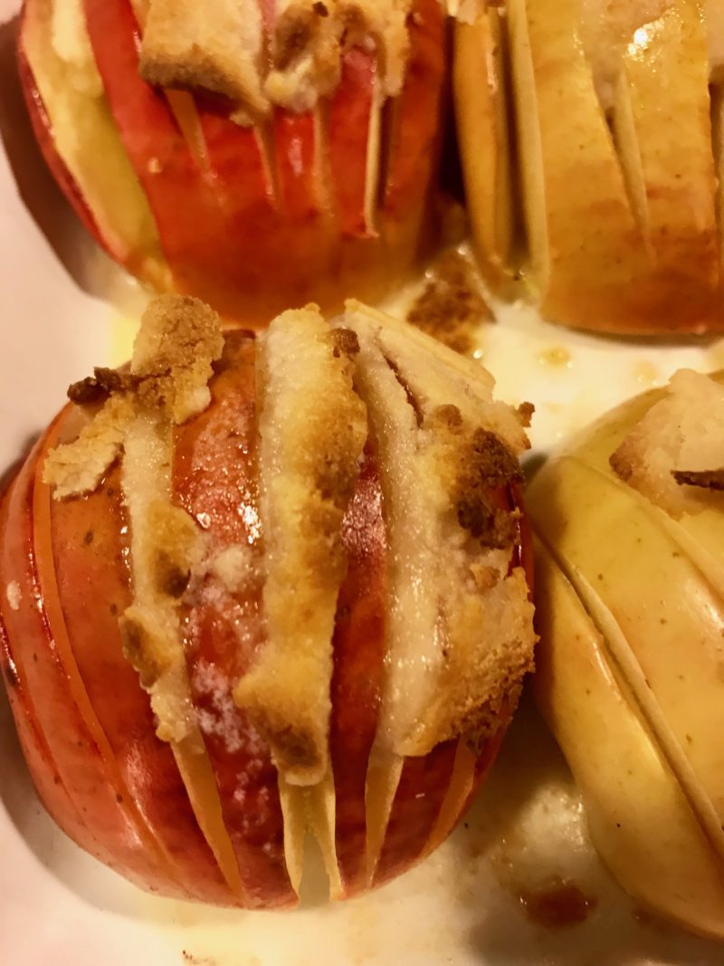 pommes cuites au four façon hasselback parfumées au massepain