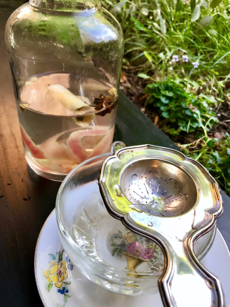 tasse d'eau d'hiver infusée aux peaux de pommes et trognons avec des épices