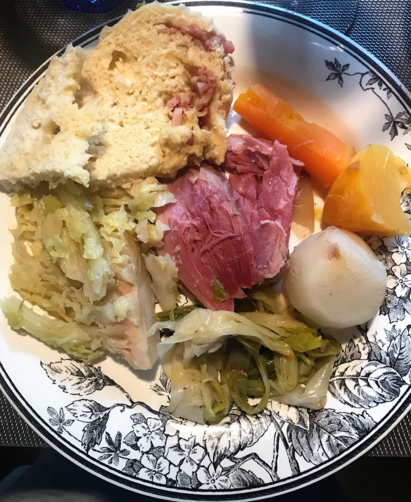 assiette de mique avec palette et légumes