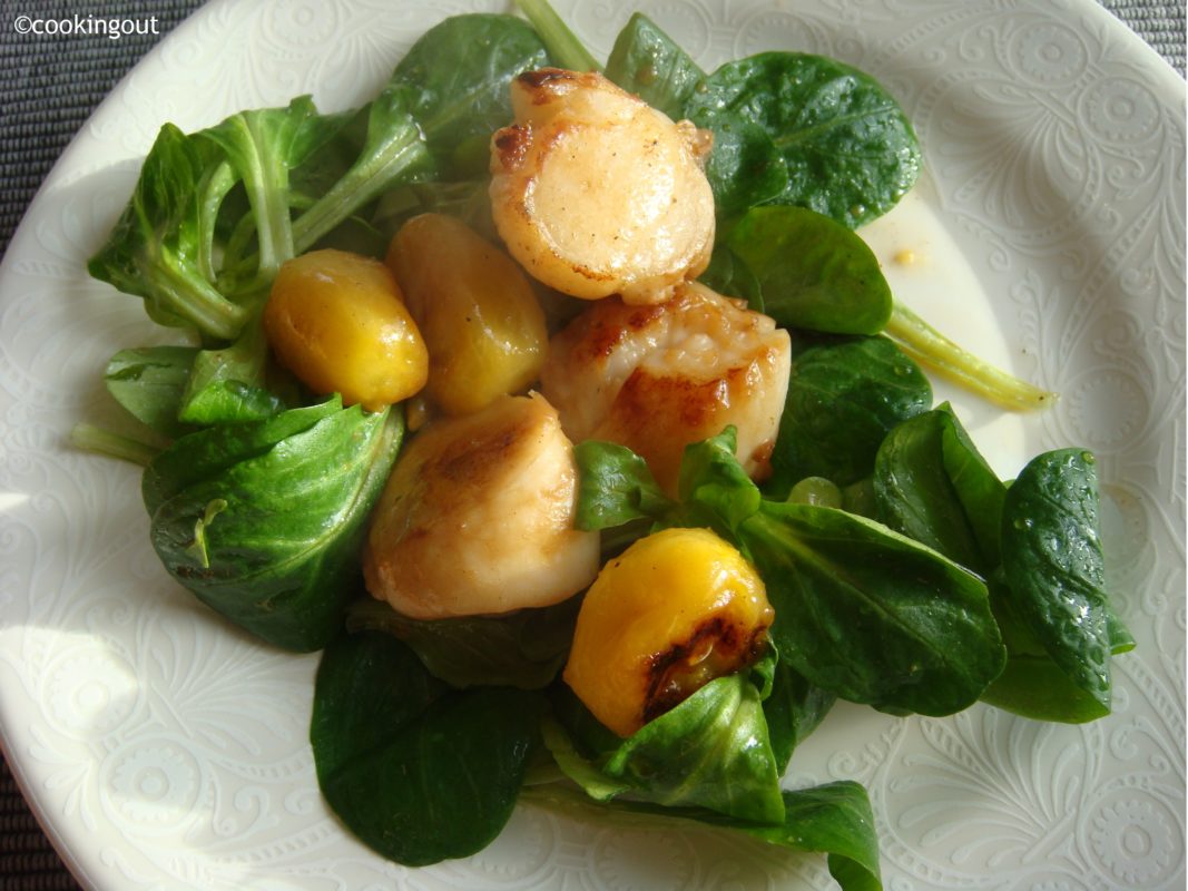 salade de mâche avec les coquilles St jacques parfumées au yuzu