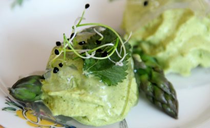 raviole de fane de navet et d'angélique servie avec asperge et germes de poireaux