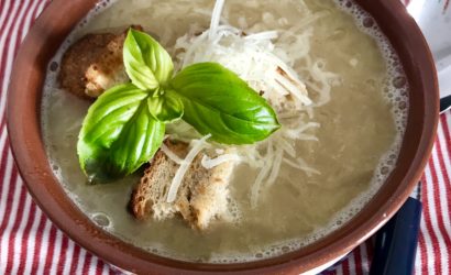 soupe à l'oignon et croûtons à base de bouillon de poule