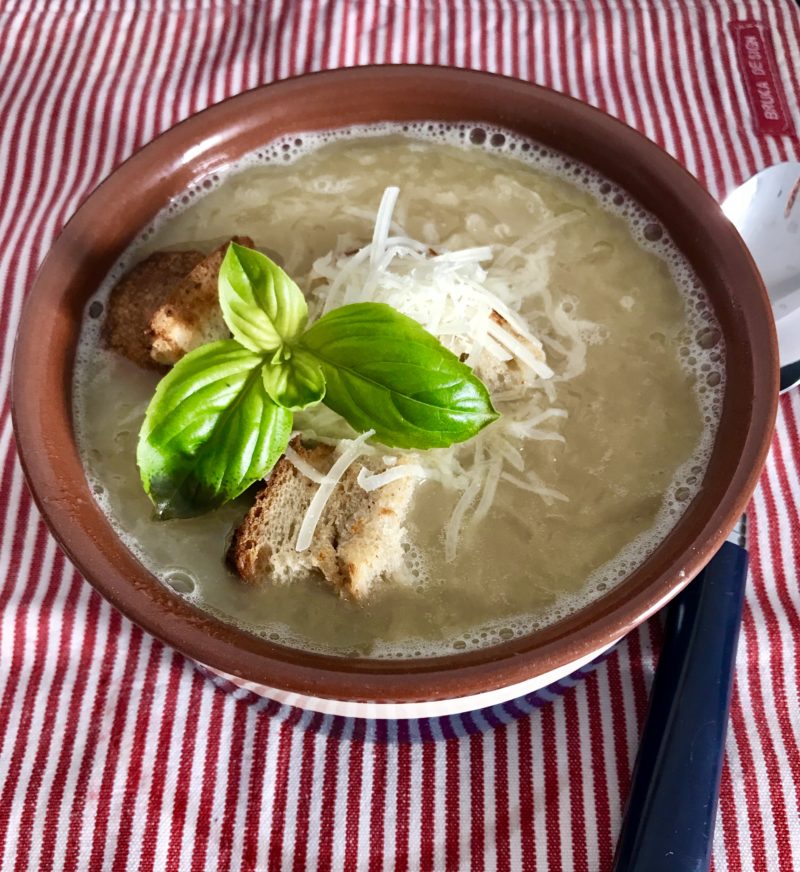 soupe à l'oignon et croûtons à base de bouillon de poule