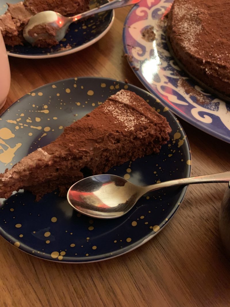 gâteau au chocolat avec le thé