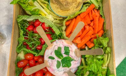 Panier de légumes pour l'apéro en DIY dans une cagette