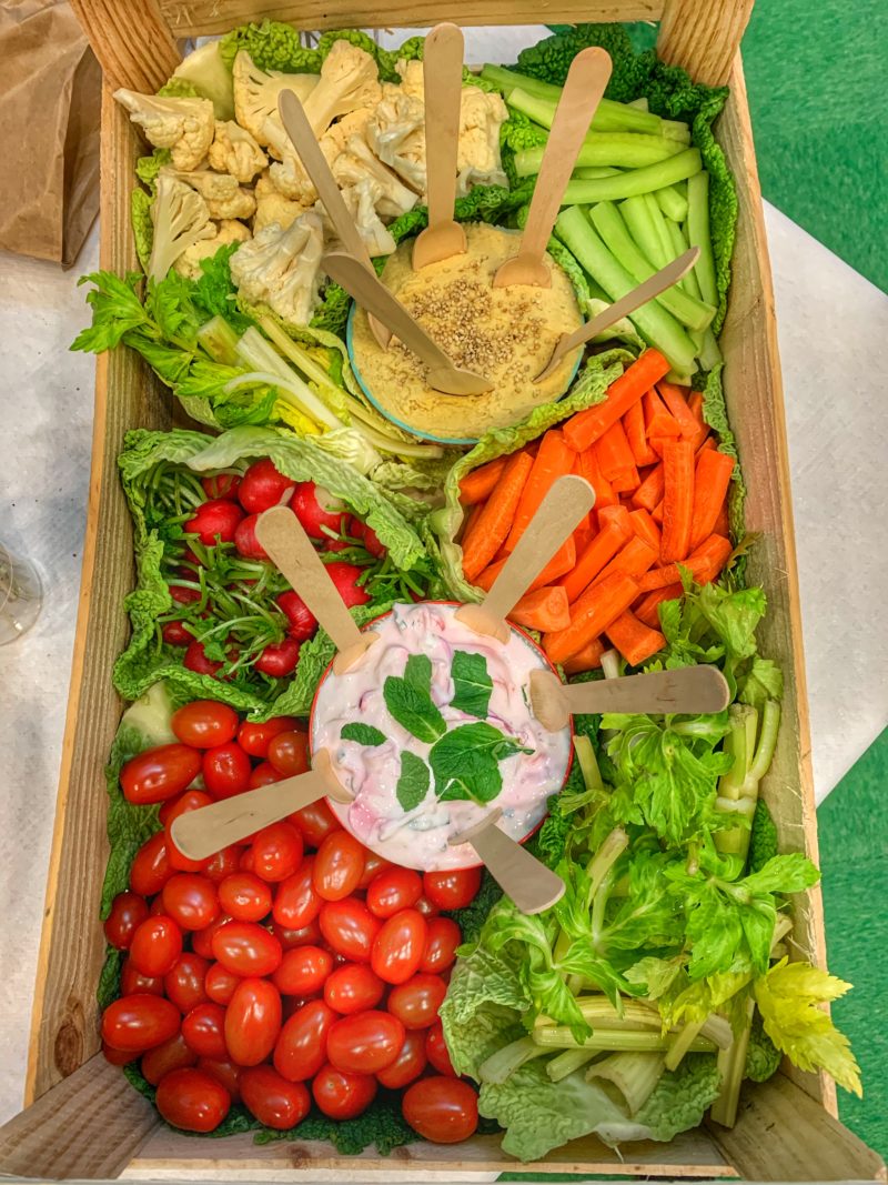 Panier de légumes pour l'apéro en DIY dans une cagette