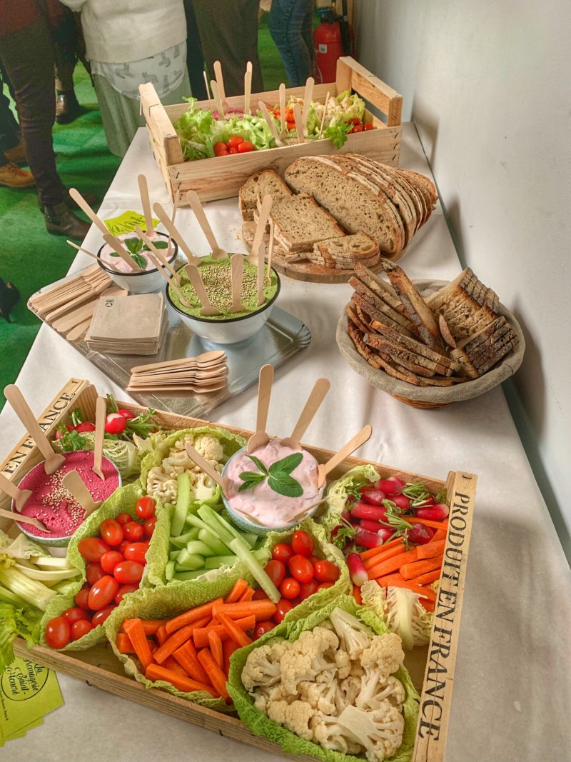 table de buffet avec cagettes de légumes et ses dips