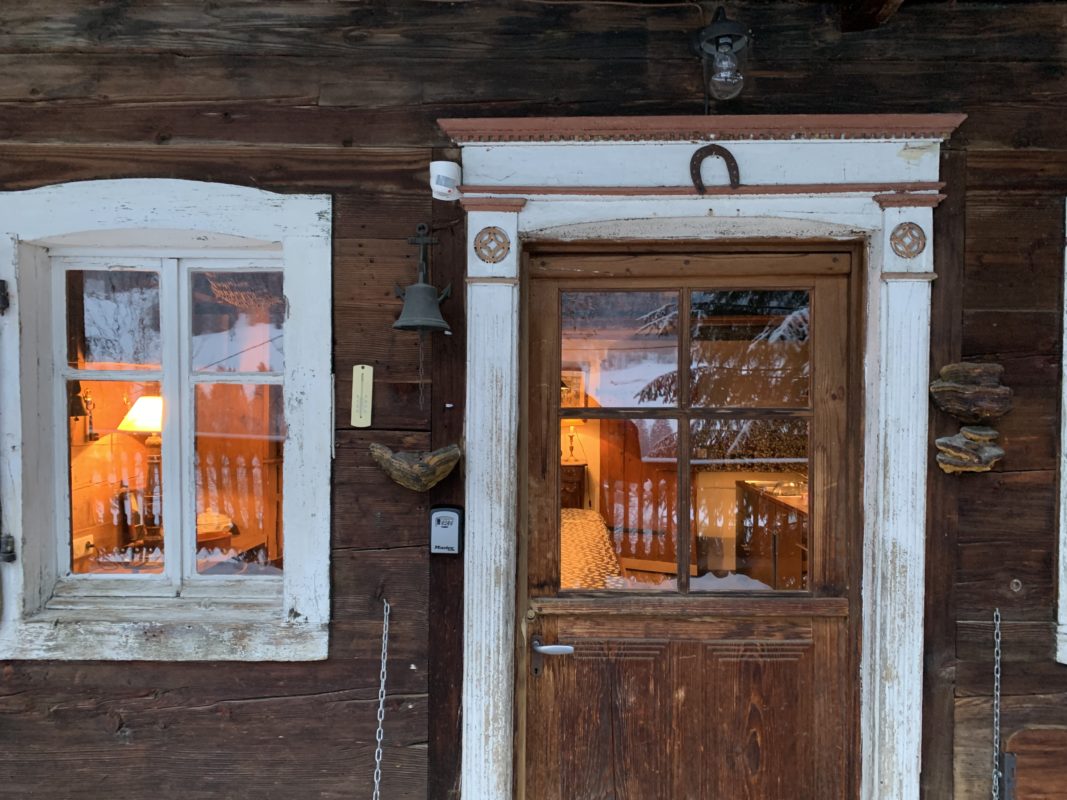 la chaleur d'un chalet de Montagne quand il neige