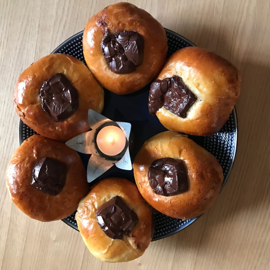 brioches du mardi gras traditionnelles au chocolat et amande