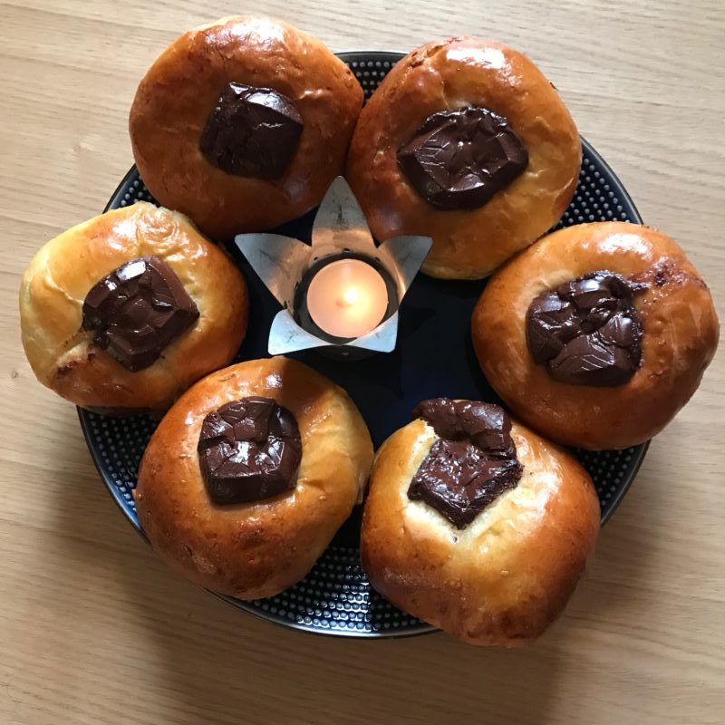 brioches du mardi gras traditionnelles au chocolat et amande