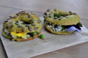 bagel printanier aux légumes, roquefort et fleurs