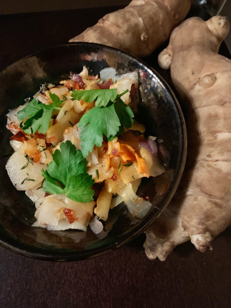 tagliatelles d'hélianthis sauté à la graisse d'oie avec des oignons rouge