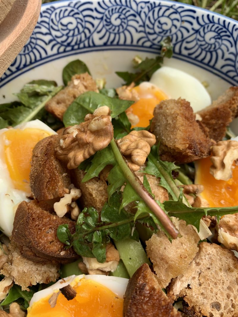 salade de pissenlit et croutons à l'ail