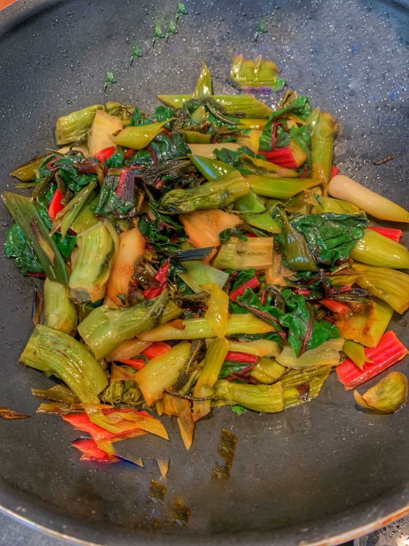 poêlée de légumes de printemps, puntarelle, blettes rouge, poireaux nouveaux et aillet