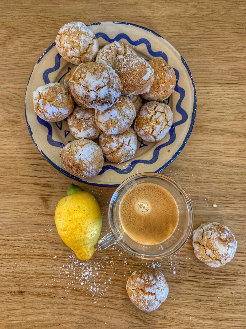 Petits macarons au citron à servir avec le café