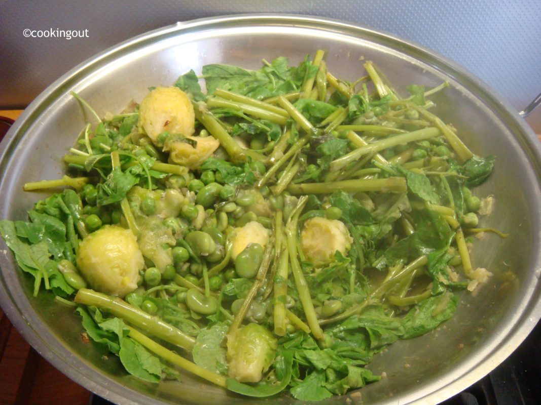 Liseron d'eau cuit au wok avec des légumes de printemps