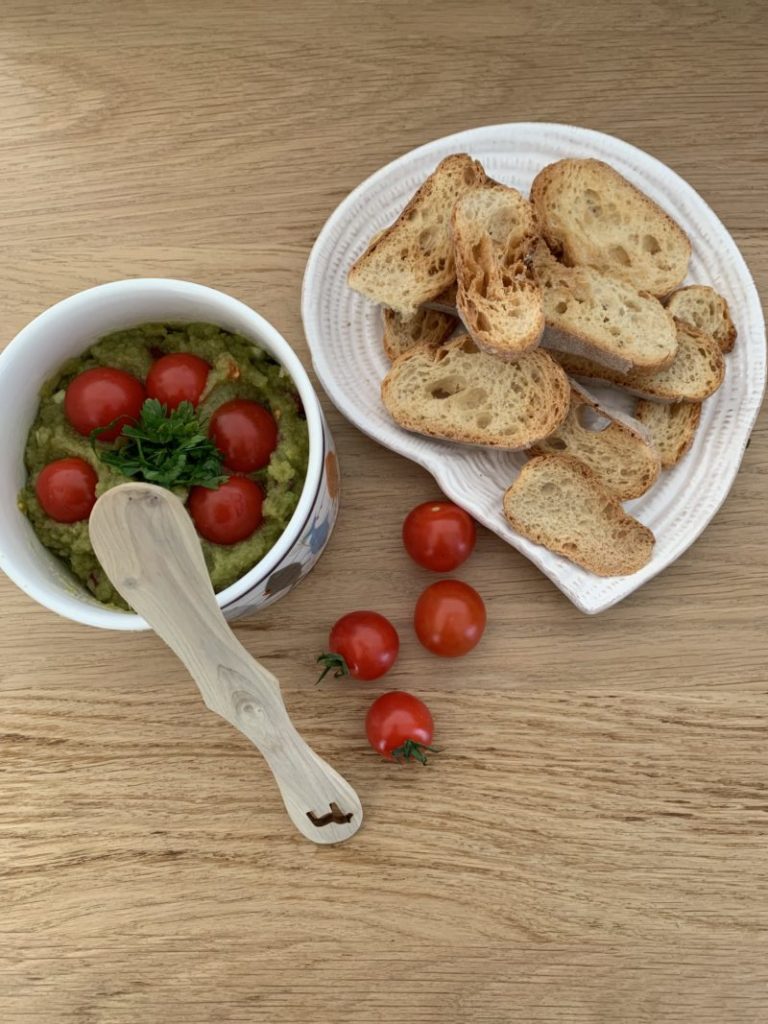 Dip aux cosses de fèves cuisinées comme un guacamole